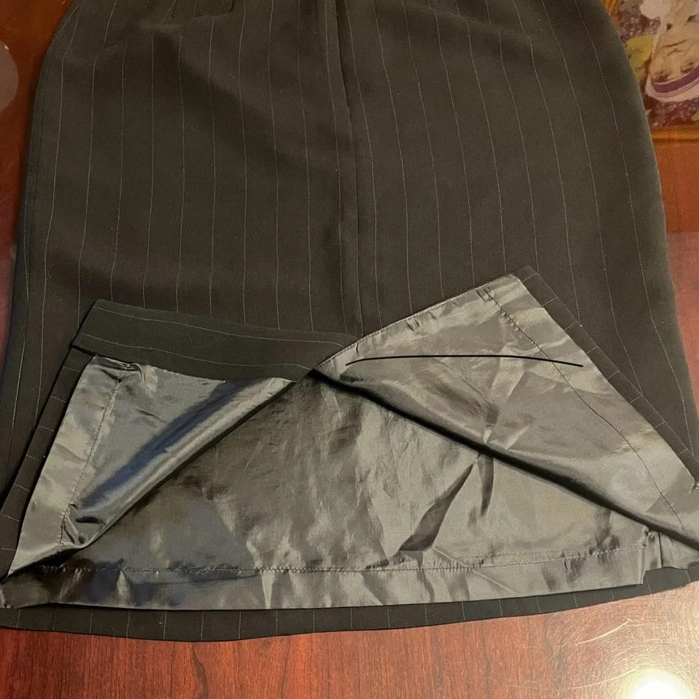 Le Suit darts front